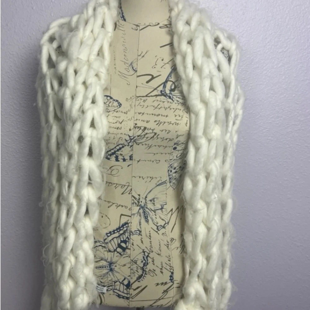 Thick Cream Womens Scarf - Picture 4 of 4